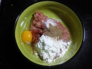 4、豆角焖肉饼,多好的肉放入碗,加入一个鸡蛋、生抽、生粉、1小勺盐,1勺料酒提鲜,也可以加入少许黑椒、五香粉。