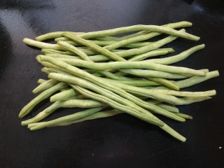 8、豆角焖肉饼,豆角摘去两头蒂、尾部。
