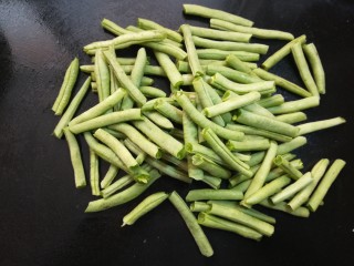 9、豆角焖肉饼,一根豆角掰成几段。