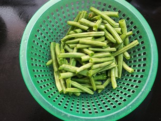 10、豆角焖肉饼,洗净后待用。