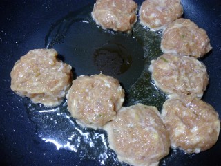 12、豆角焖肉饼,依次做完全部肉馅。