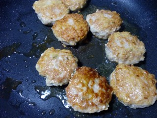 13、豆角焖肉饼,一面煎金黄后,翻面再煎至金黄,盛出待用。