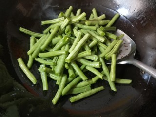 14、豆角焖肉饼,锅里煎肉剩的油正好用来炒豆角。