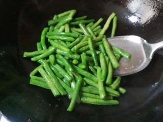 15、豆角焖肉饼,炒至豆角变色。