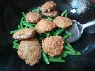 16、豆角焖肉饼,放入煎好的小肉饼。