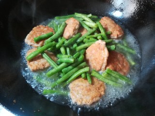 17、豆角焖肉饼,加水中小火焖制十分钟左右。直到豆角闷熟,加一小勺盐调味,就可以出锅了。