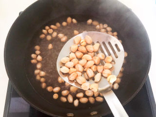 8、醋泡花生米,把煮好的花生米捞出来