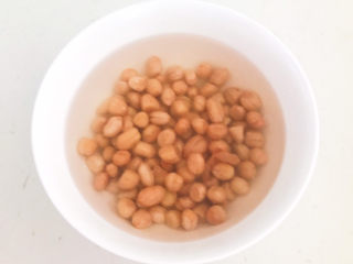 9、醋泡花生米,放入冷水碗里