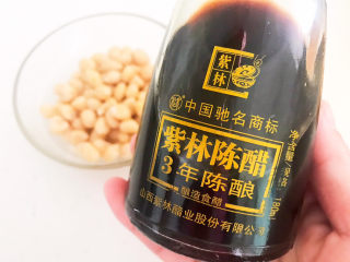 12、醋泡花生米,这道菜我用山西紫林陈醋，是3年的陈酿