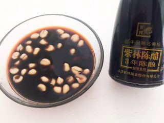 13、醋泡花生米,把陈醋倒入花生米里，浸泡2个小时左右即可