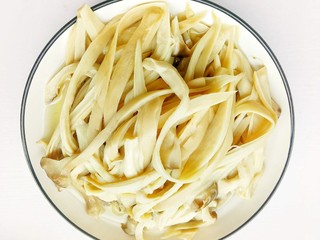 2、凉拌手撕杏鲍菇,杏鲍菇手撕成条。
