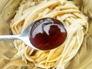 6、凉拌手撕杏鲍菇,1勺蚝油。