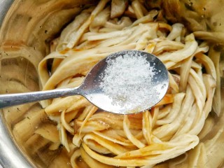 7、凉拌手撕杏鲍菇,一小勺盐。