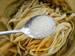 8、凉拌手撕杏鲍菇,一勺糖。