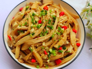 15、凉拌手撕杏鲍菇,好吃到停不下来。