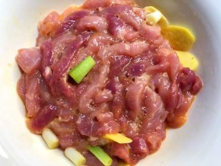 3、糖醋里脊肉,把里脊肉放入碗里，加入葱白、姜片，适量盐，少许白胡椒粉、1勺料酒，再打入1个鸡蛋搅拌均匀，腌制10分钟。