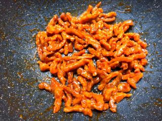8、糖醋里脊肉,把炸好的里脊肉倒入翻炒，至酱汁完全被里脊肉吸收即可关火。