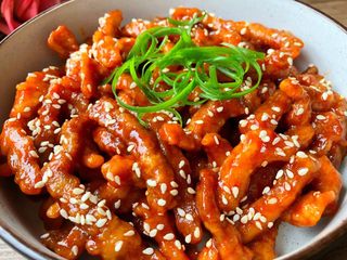 9、糖醋里脊肉,盛入碗里，撒上白芝麻和葱花即可，美味的糖醋里脊肉就做好了，酸甜开胃，好吃的不得了，喜欢的宝宝记得收藏哦。