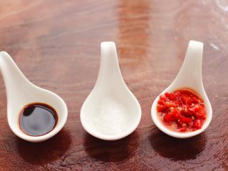 2、剁椒凉拌黄豆时蔬,准备好生抽和适量的盐，还有剁椒酱。