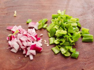 3、剁椒凉拌黄豆时蔬,洋葱洗净后用刀切成小丁，青尖椒切成小丁。