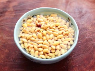 4、剁椒凉拌黄豆时蔬,把干黄豆洗净后，提前用清水浸泡过夜。