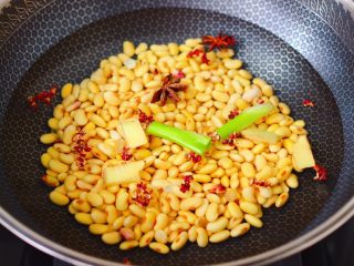 5、剁椒凉拌黄豆时蔬,锅中倒入适量的清水，把浸泡好的黄豆放入锅中，加入八角和花椒，小葱和姜片。