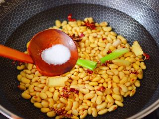 6、剁椒凉拌黄豆时蔬,再加入适量的盐调味。