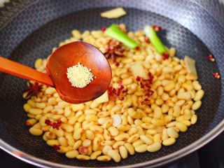 7、剁椒凉拌黄豆时蔬,加入鸡精增加口感。