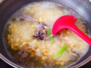 8、剁椒凉拌黄豆时蔬,大火煮沸后，转小火煮10分钟。