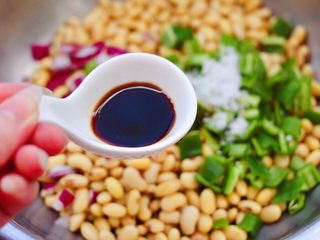 11、剁椒凉拌黄豆时蔬,加入白糖和生抽调味调色。