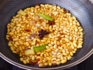 9、剁椒凉拌黄豆时蔬,看见锅中汤汁变得越来越少的时候，就可以关火了。