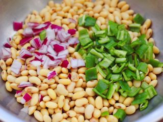10、剁椒凉拌黄豆时蔬,把煮熟的黄豆，捞出沥干水分，放入一个大一点的容器里，加入切丁的洋葱和青椒。