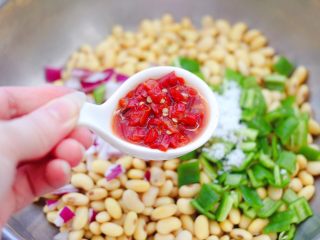 12、剁椒凉拌黄豆时蔬,再加入剁椒酱。