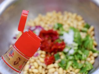 13、剁椒凉拌黄豆时蔬,加入芝麻油。