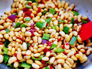 15、剁椒凉拌黄豆时蔬,混合搅拌均匀即可。