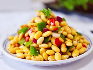 16、剁椒凉拌黄豆时蔬,爽口开胃健脾又营养的剁椒凉拌黄豆时蔬就做好了。