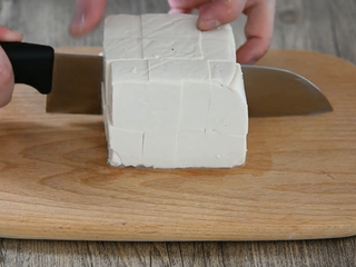 1、初春补气神器——白菜豆腐羊肉锅,豆腐切块