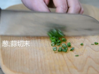 5、初春补气神器——白菜豆腐羊肉锅,葱蒜切末