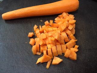 1、红萝卜白吐司,红萝卜去皮切小粒