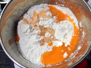 6、红萝卜白吐司,加入160克红萝卜汁