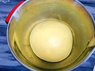 8、红萝卜白吐司,面团滚圆，放入盆中盖上保鲜膜，在26-28度之间，一发