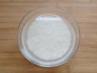 1、温州糯米饭,糯米洗净后用水浸泡4小时