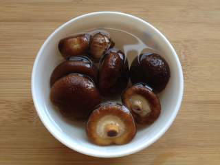 2、温州糯米饭,香菇用水浸泡4小时,泡软就行