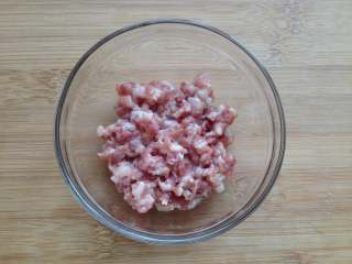 3、温州糯米饭,备好五花肉肉末