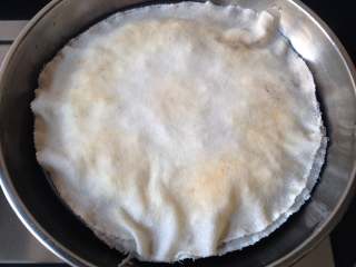 6、温州糯米饭,再在糯米上盖上一层湿纱布,盖上锅盖,大火烧开转中火蒸25分钟左右