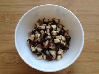 7、温州糯米饭,在蒸糯米饭期间,可以来把浇头做好:香菇泡发好后,挤出水分,切小丁