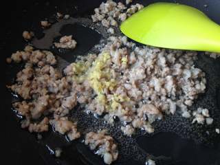 9、温州糯米饭,锅中放少许油,小火将肉末煸炒变白,放入姜末和料酒,再煸炒片刻