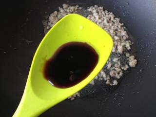 10、温州糯米饭,放入生抽、老抽和糖炒匀