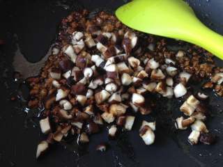 11、温州糯米饭,倒入香菇丁和盐,煸炒1分钟