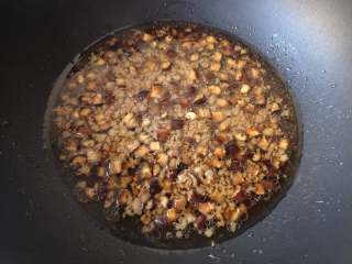 12、温州糯米饭,倒入热水,水量稍微多点,盖上盖子煮约5-10分钟